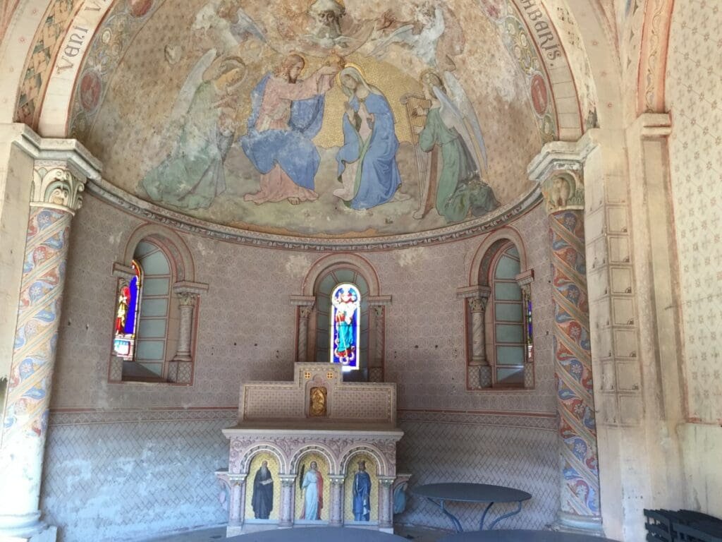 Château de Pierreclos - DR Valérie Collet 2019 Chapelle du Château de Pierreclos, fresques et vitraux.