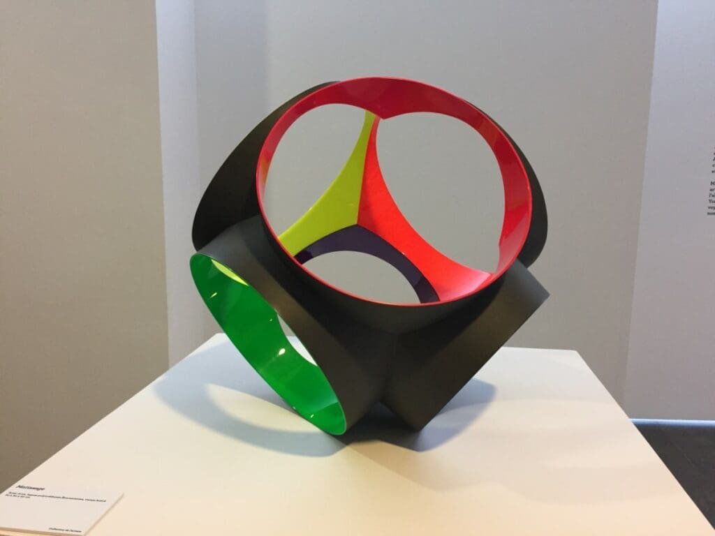 Sculpture abstraite colorée en métal, nommée Multissage, exposition d'art.