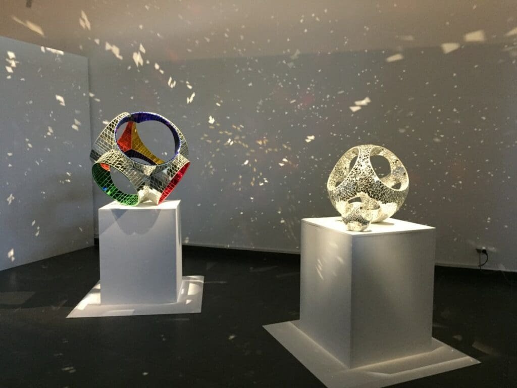 Sculptures exposées à la lumière projetée, potentiellement Niki de Saint Phalle.