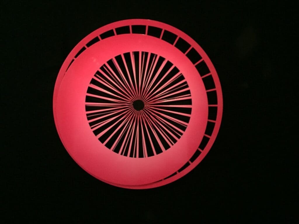 Expo Yom de Saint Phalle -DR Valérie Collet 2019 Sculpture lumineuse rouge de Niki de Saint Phalle en exposition.