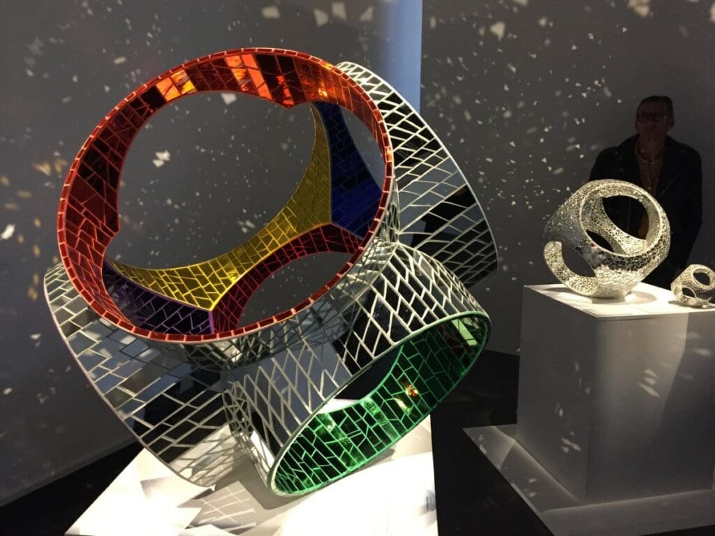 Sculptures colorées en mosaïque et métal de Niki de Saint Phalle en exposition.