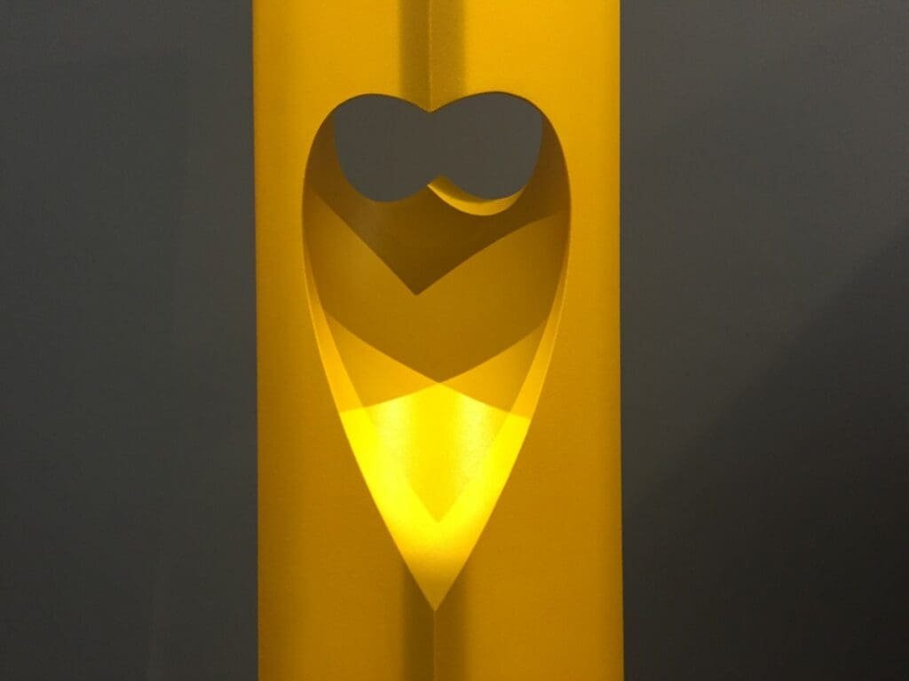 Expo Yom de Saint Phalle -DR Valérie Collet 2019 Sculpture jaune découpée en forme de cœur, exposition Niki de Saint Phalle.