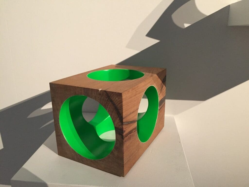 Expo Yom de Saint Phalle -DR Valérie Collet 2019 Sculpture en bois ajourée avec intérieur vert vif, exposition Niki de Saint Phalle.