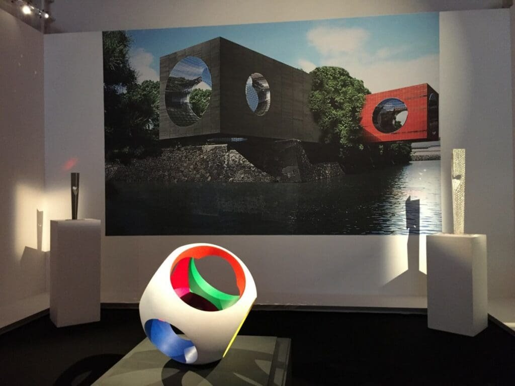 Expo Yom de Saint Phalle -DR Valérie Collet 2019 Exposition sculptures Niki de Saint Phalle, architecture futuriste sur fond.