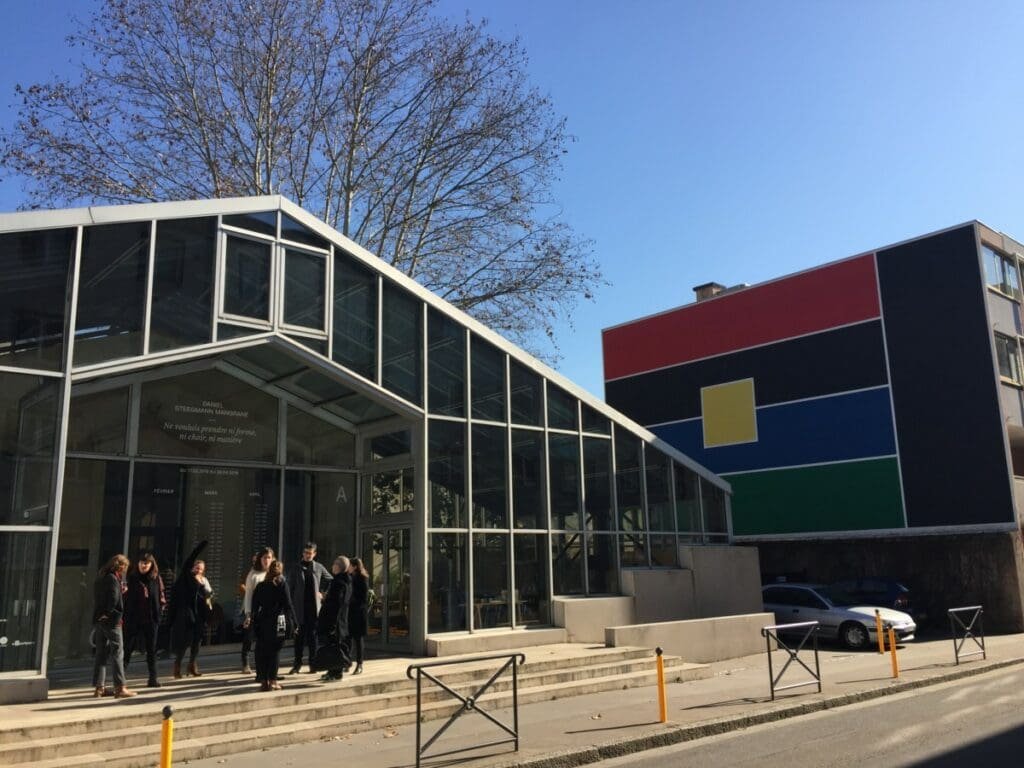 I.A.C de Villeurbanne - DR Valérie Collet 2019 Entrée bâtiment vitré d'exposition, façade style Mondrian, Villeurbanne.