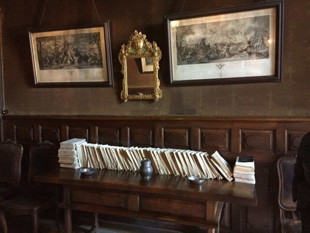 Intérieur boisé de la maison de Lamartine avec livres et tableaux anciens.