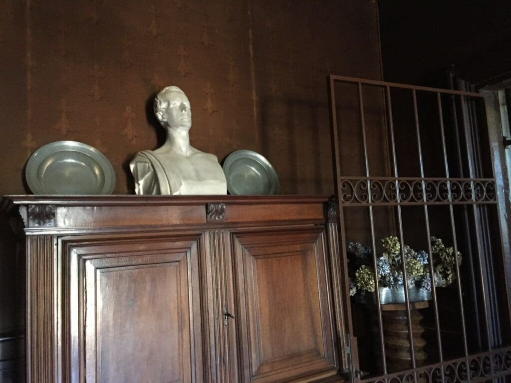 Maison de Milly Lamartine - DR Valérie Collet 2019 Buste de Lamartine sur une armoire ancienne, intérieur de sa maison familiale à Milly.