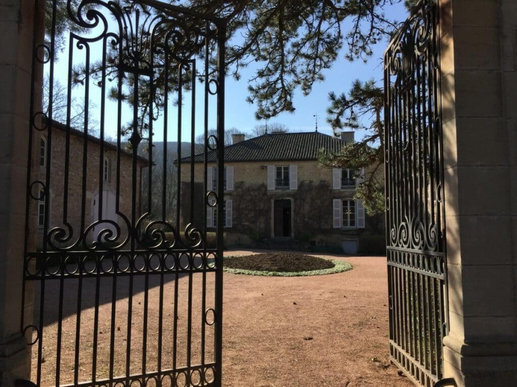 Maison de Milly Lamartine -DR Valérie Collet 2019 Portail en fer forgé menant à la maison familiale de Lamartine à Milly.