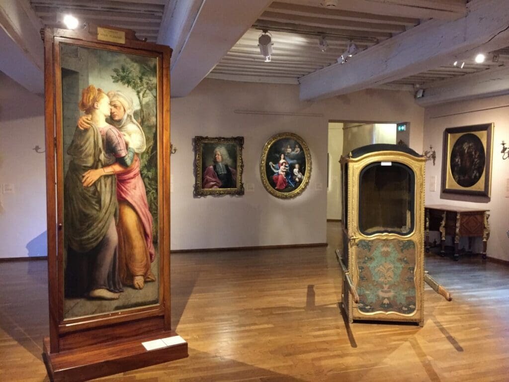 Musée des Ursulines -DR Valérie Collet 2019 Intérieur musée : tableau, litière ancienne et peintures murales.