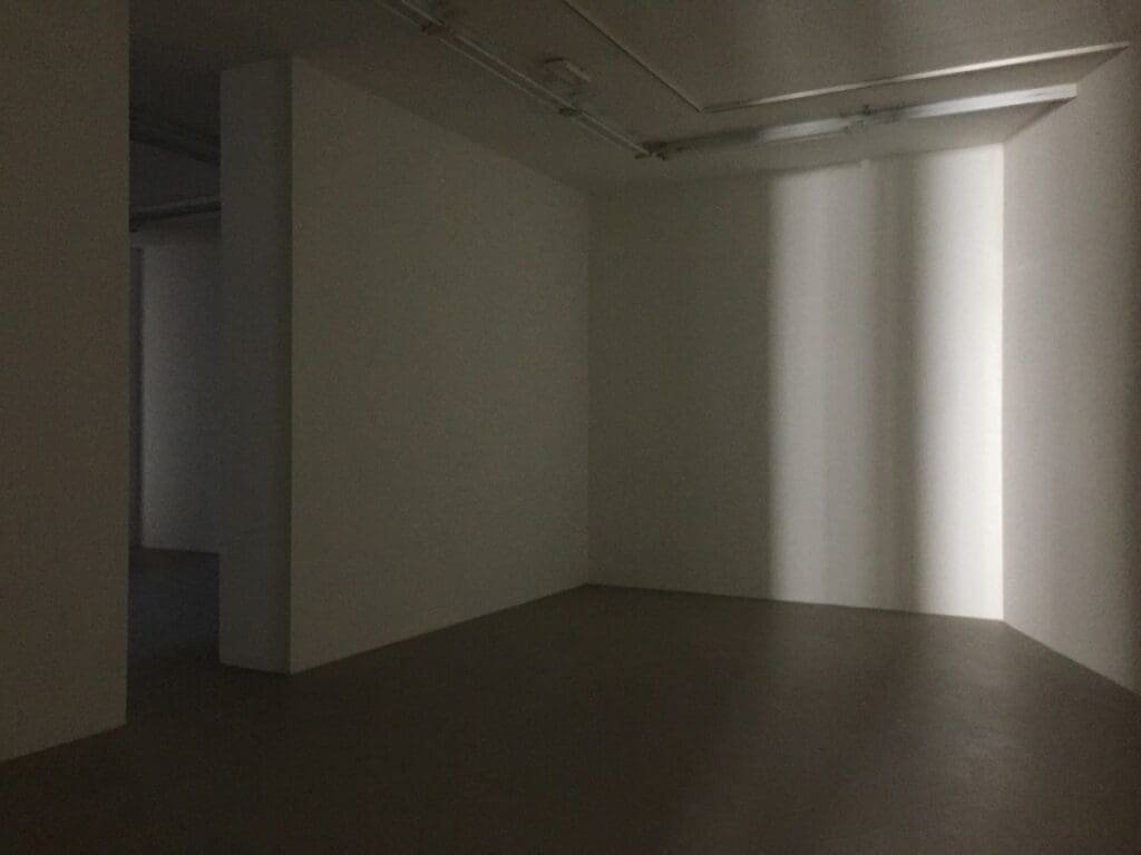 Steegmann Mangrané - DR Valérie Collet 2019 Intérieur d'une salle d'exposition vide avec lumière naturelle intense projetant des ombres sur les murs.