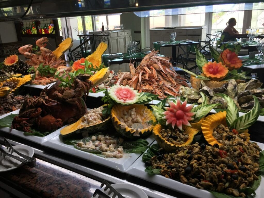 Buffet fruits de mer à La Havane avec crabes, crevettes, huîtres et sculptures de fruits.