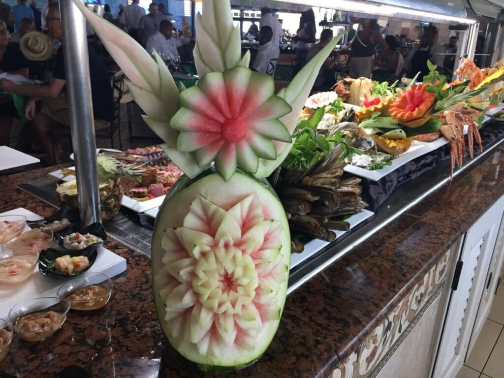 Sculpture de pastèque décorative sur buffet avec fruits de mer à La Havane.
