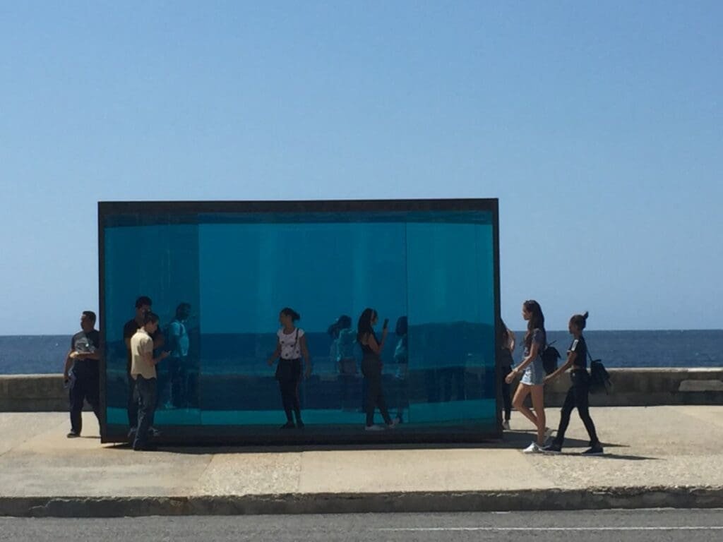 Installation artistique bleue, bord de mer, La Havane, Biennale 2019.
