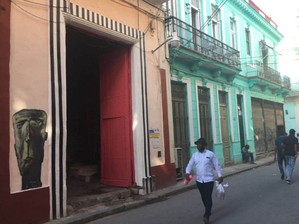 Rue havanaise avec fresque murale et architecture colorée, Biennale de la Havane.