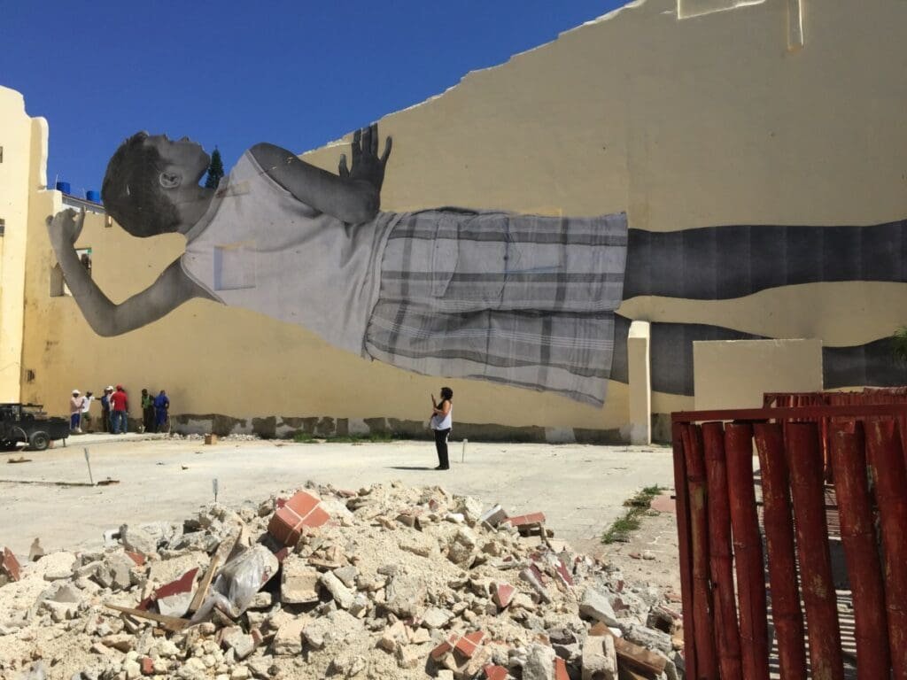 Mural géant d'un enfant sur un mur, Biennale de la Havane.