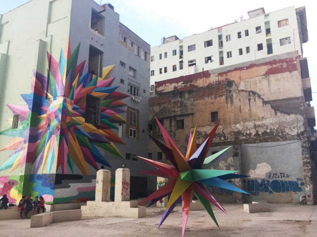 Art contemporain La Havane : fresque murale et sculpture étoile Biennale.
