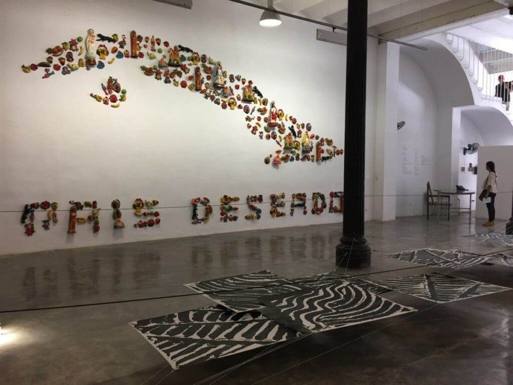 Installation d'art contemporain à Factoria Habana avec sculptures et texte "QUE LES DESORDRE".