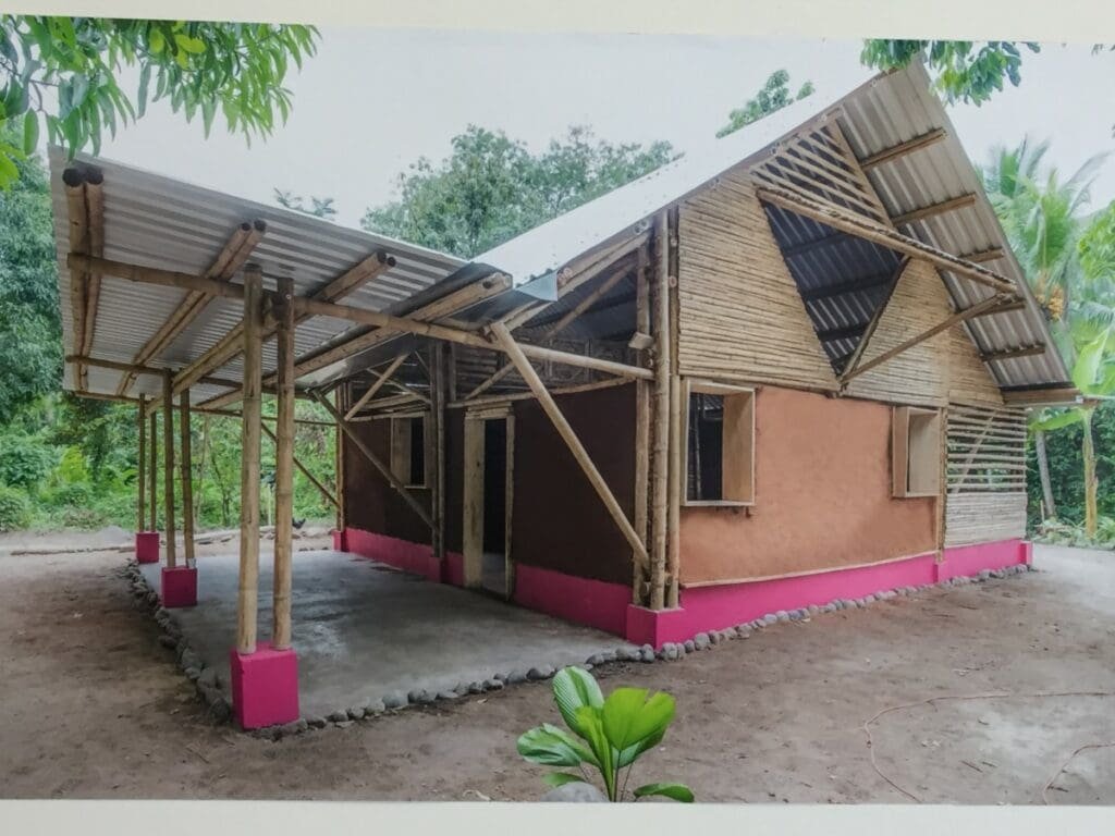 Maison en terre et bambou avec auvent en tôle à la Havane.