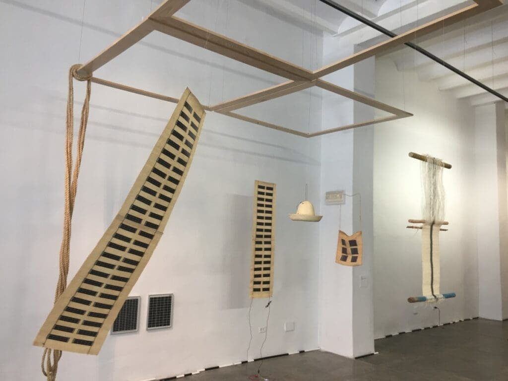 Installation d'art contemporain à la Factoria Habana, œuvres suspendues et tissage.