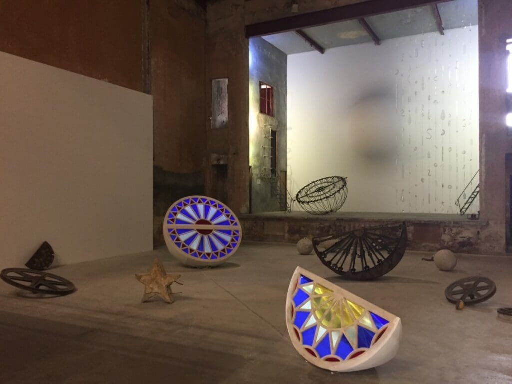 Installation d'art contemporain de Zhanna Kadyrova à la Galerie Continua, La Havane.