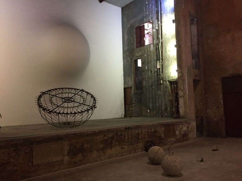 Installation d'art contemporain de Zhanna Kadyrova à la galerie Continua, La Havane.