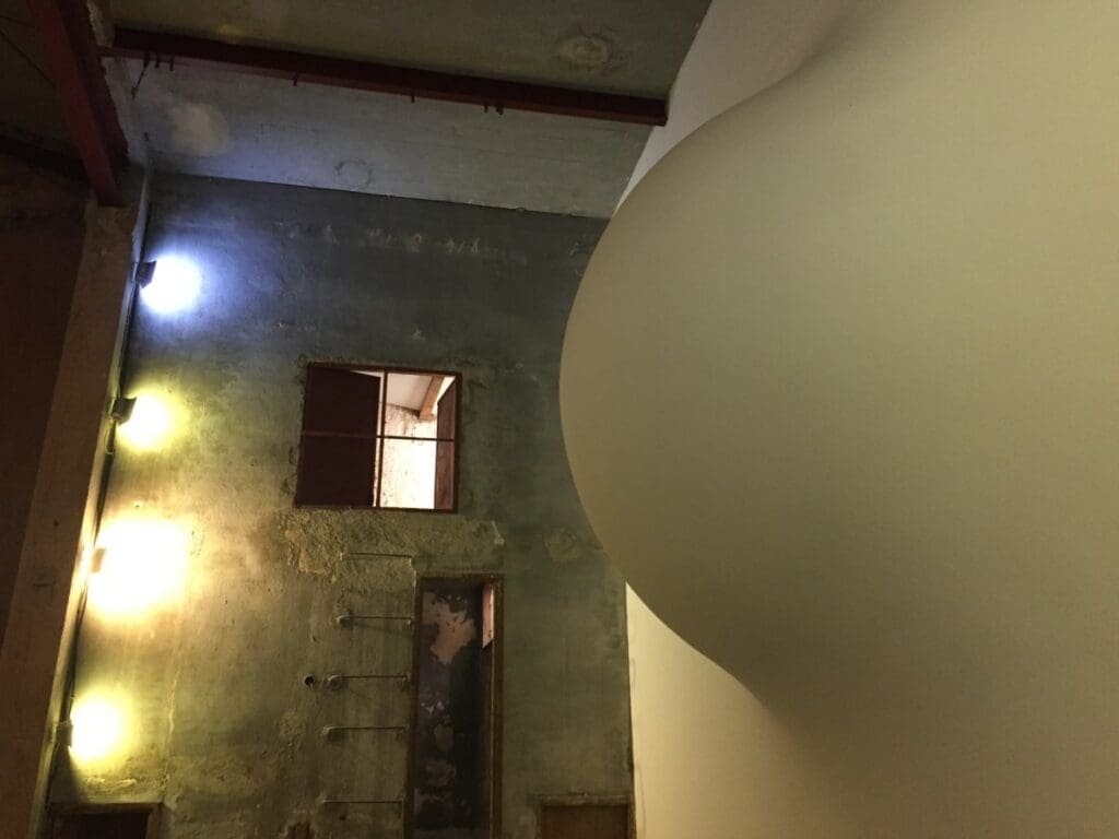 Installation de Zhanna Kadyrova à la Galerie Continua, ambiance Havane.