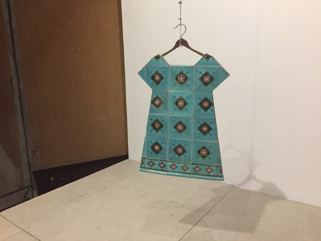 Sculpture robe en carreaux bleus de Zhanna Kadyrova à la galerie Continua.