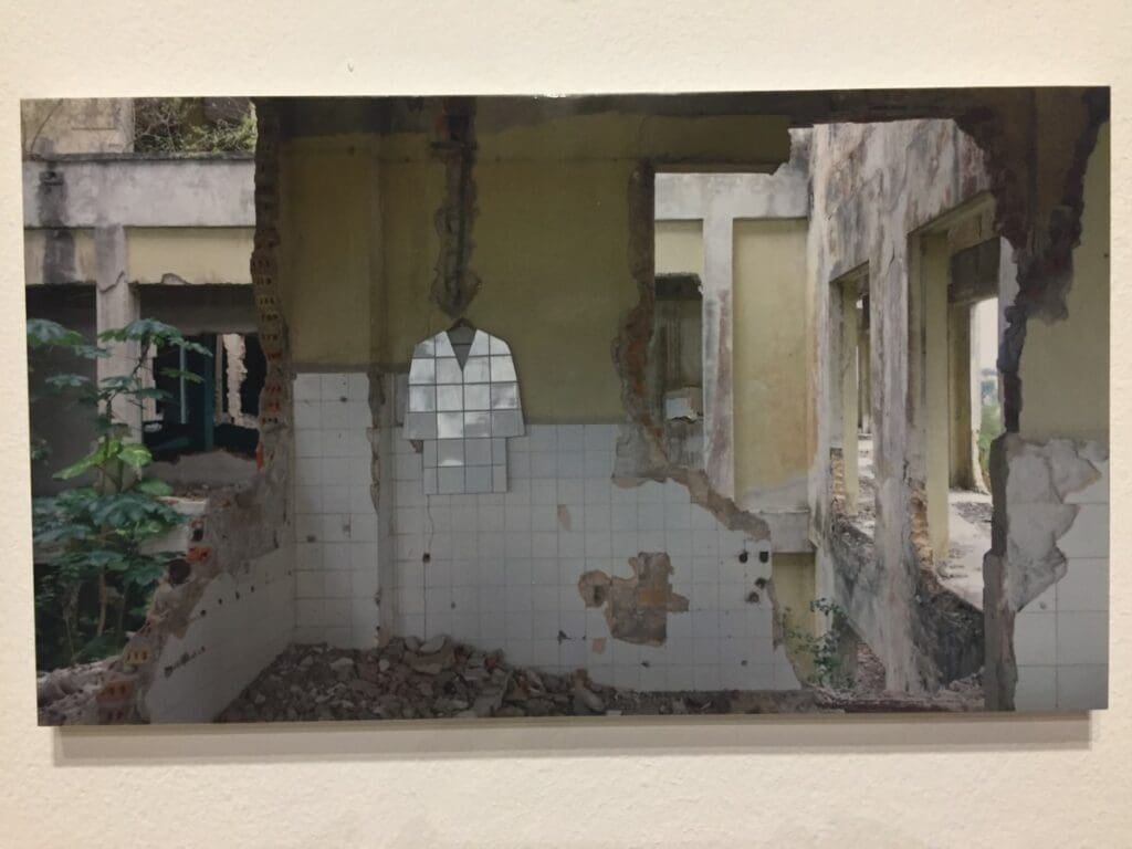 Installation de Zhanna Kadyrova à la Galerie Continua: veste en miroir dans bâtiment délabré.