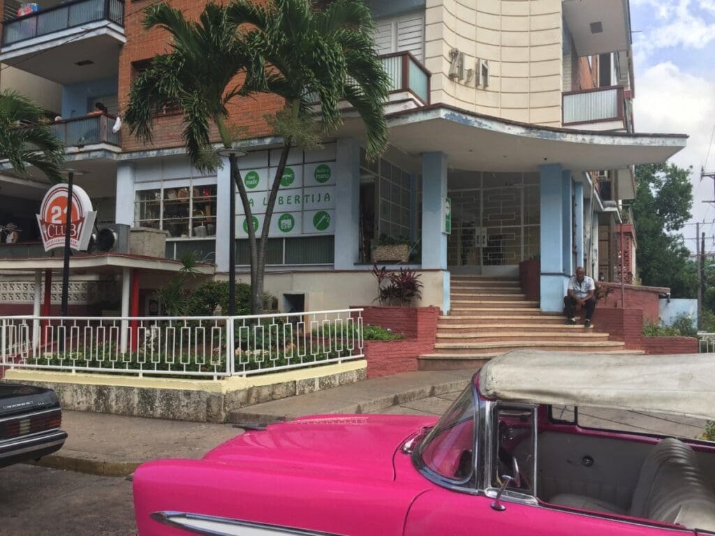 Galerie La Libertija, voiture rose décapotable et façade à La Havane.