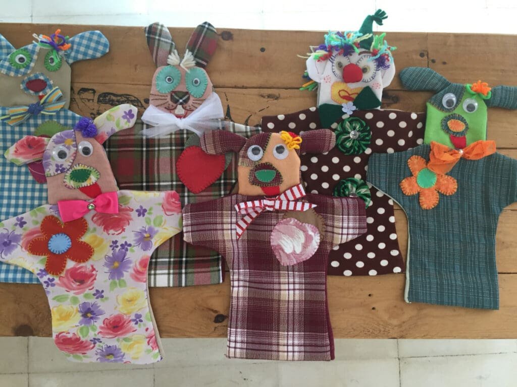 Marionnettes en tissu colorées artisanales, style art populaire cubain.