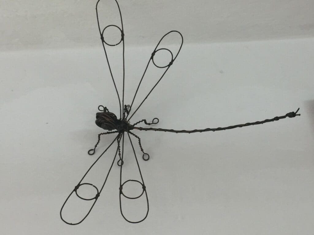 Sculpture libellule en fil de fer, art populaire La Libertija, La Havane.