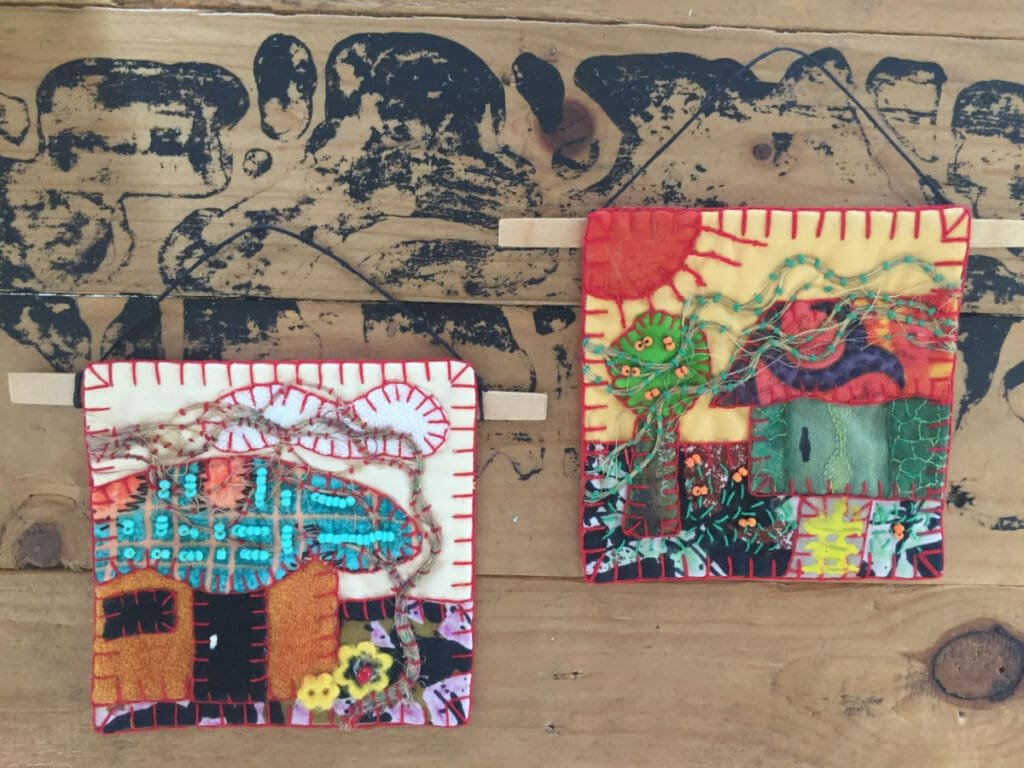 Deux tentures d'art textile naïf avec broderies et perles, galerie La Libertija.