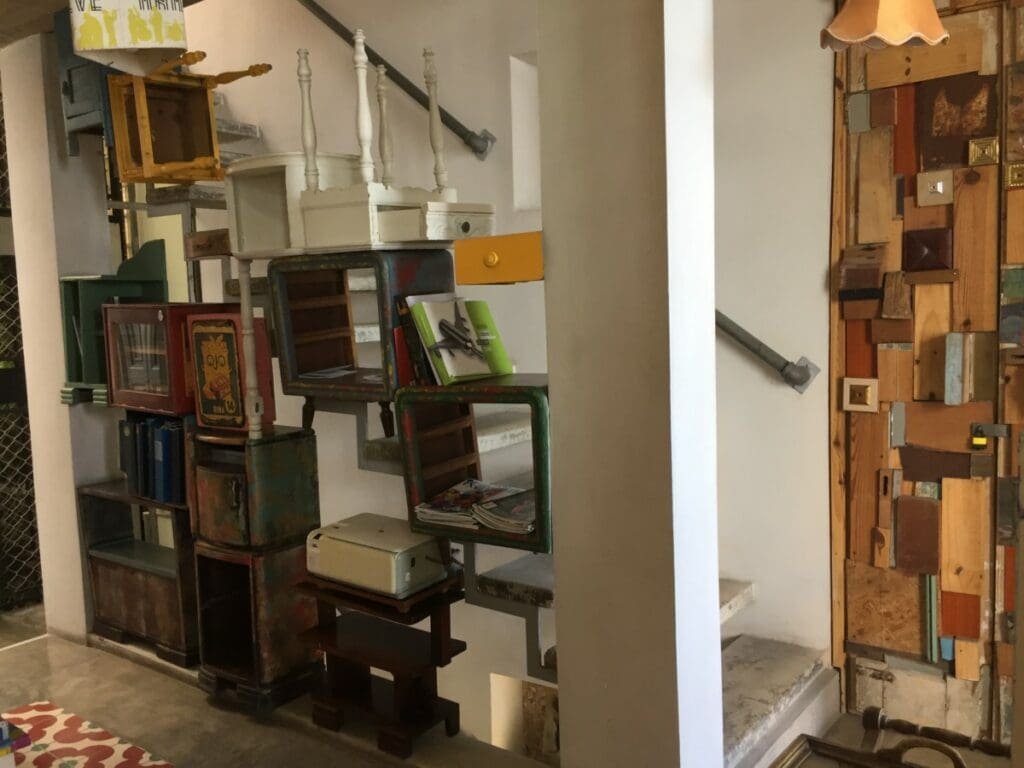 Étagères dépareillées style récup près d'escalier à l'hôtel Malecon 663, La Havane.