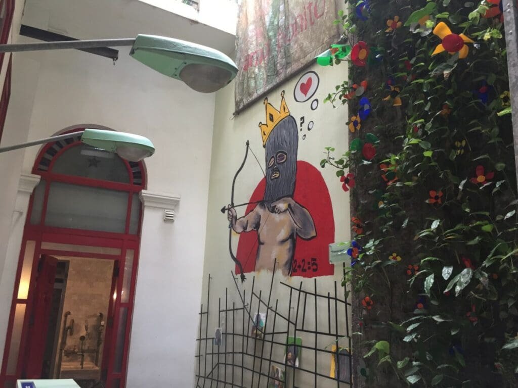 Fresque murale artiste cagoulé couronné à l'hôtel Malecon 663 La Havane.