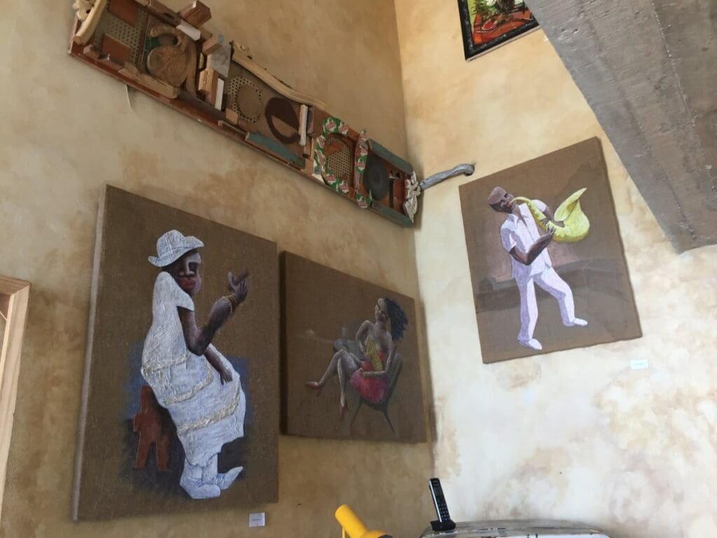 Peintures cubaines murales et sculpture bois à l'hôtel Malecon 663, La Havane.