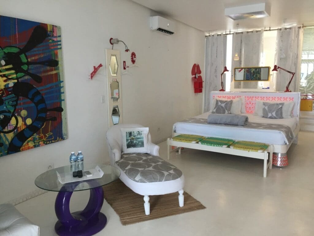 Chambre d'hôtel design avec art contemporain à l'Hôtel-boutique Malecon 663, La Havane.