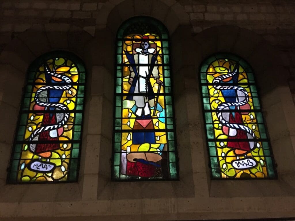 Vitrail Braque, musée des Beaux-Arts de Rouen, serpent stylisé.