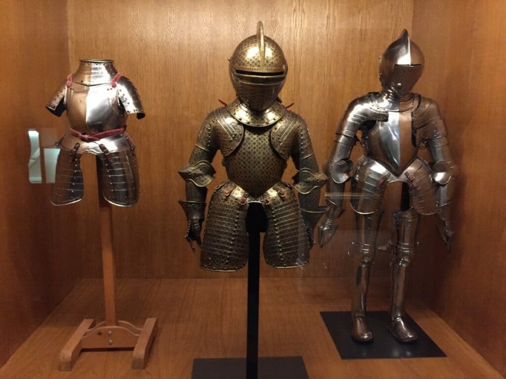 Armures enfantines de la Renaissance exposées au château de Blois.