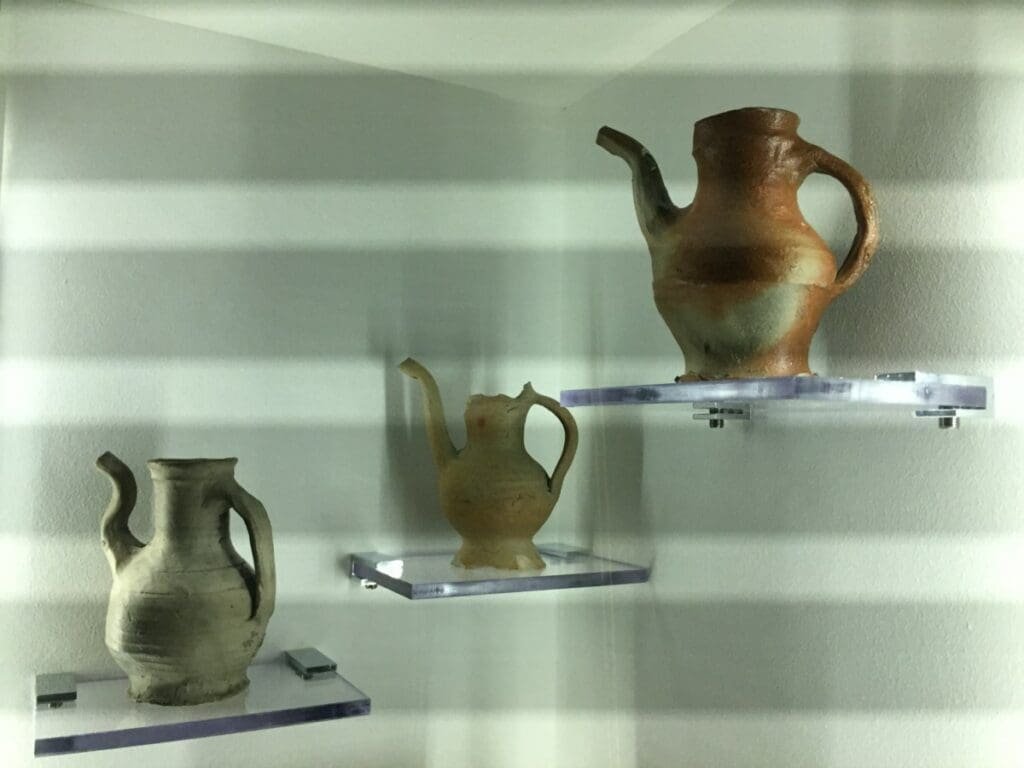 Biberons et chevrettes en terre cuite d'exposition au château de Blois.