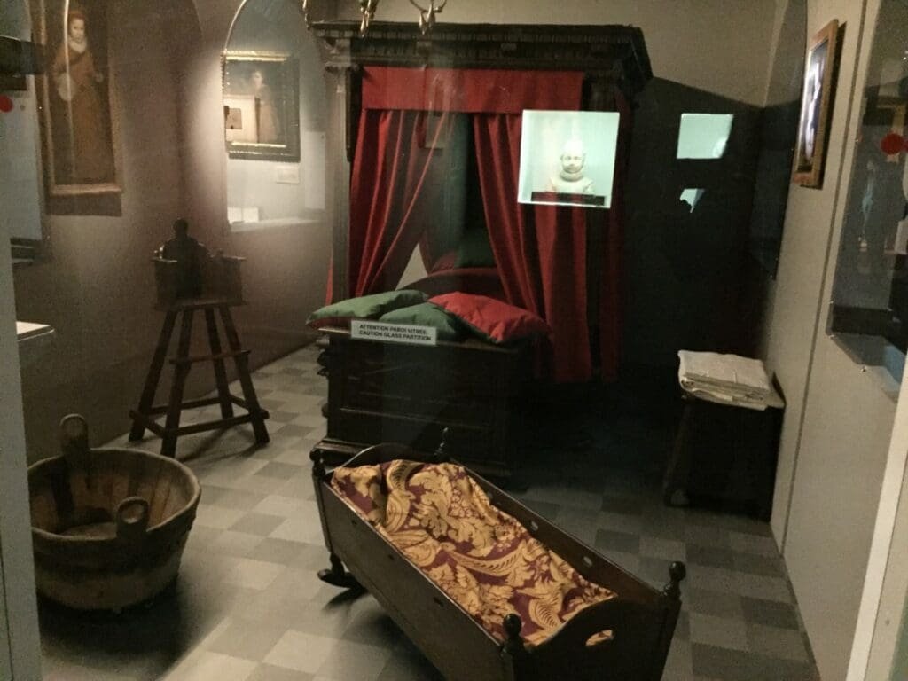 Chambre de nourrice Renaissance, berceau, mobilier ancien, exposition Château de Blois.