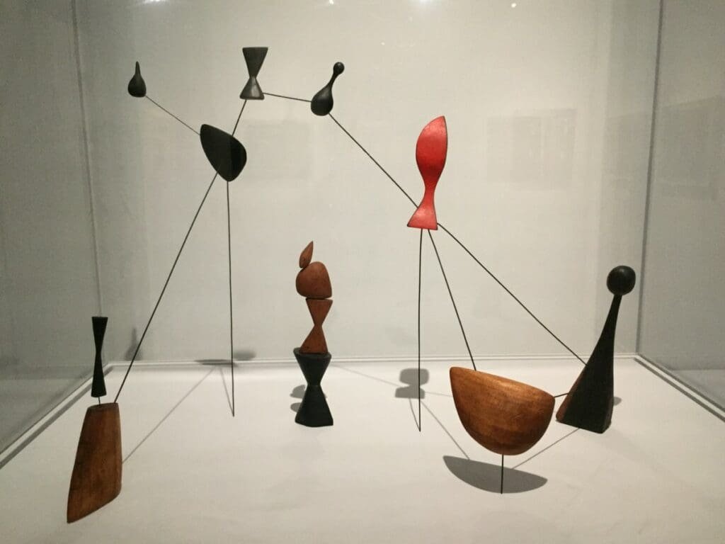 Sculpture mobile de Miro Constellation en bois et métal dans un musée français.