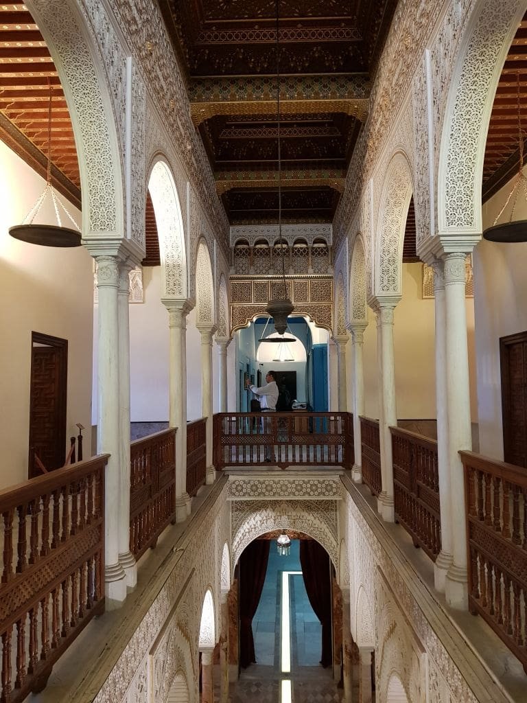 Palais Ennejma Ezzahra Sidi Bou Saïd - DR Melle Bon Plan 2019 Intérieur du Palais Ennejma Ezzahra, Sidi Bou Saïd, Tunisie, avec balustrades en bois.