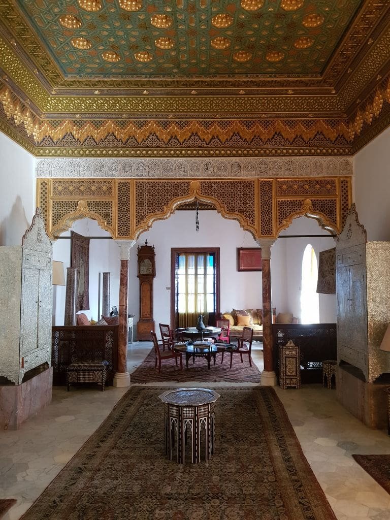 Intérieur du Palais Ennejma Ezzahra, Sidi Bou Saïd, avec plafond décoré.