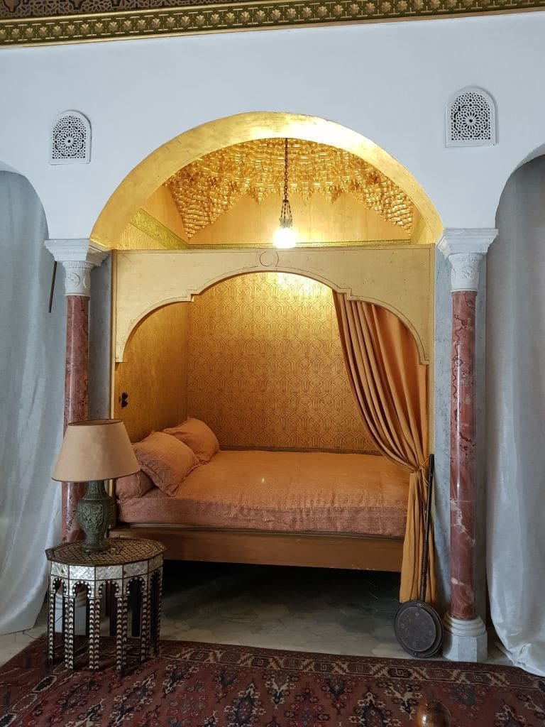 Palais Ennejma Ezzahra Sidi Bou Saïd - DR Melle Bon Plan 2019 Alcôve de couchage avec voûte dorée et colonnes marbrées au Palais Ennejma Ezzahra.