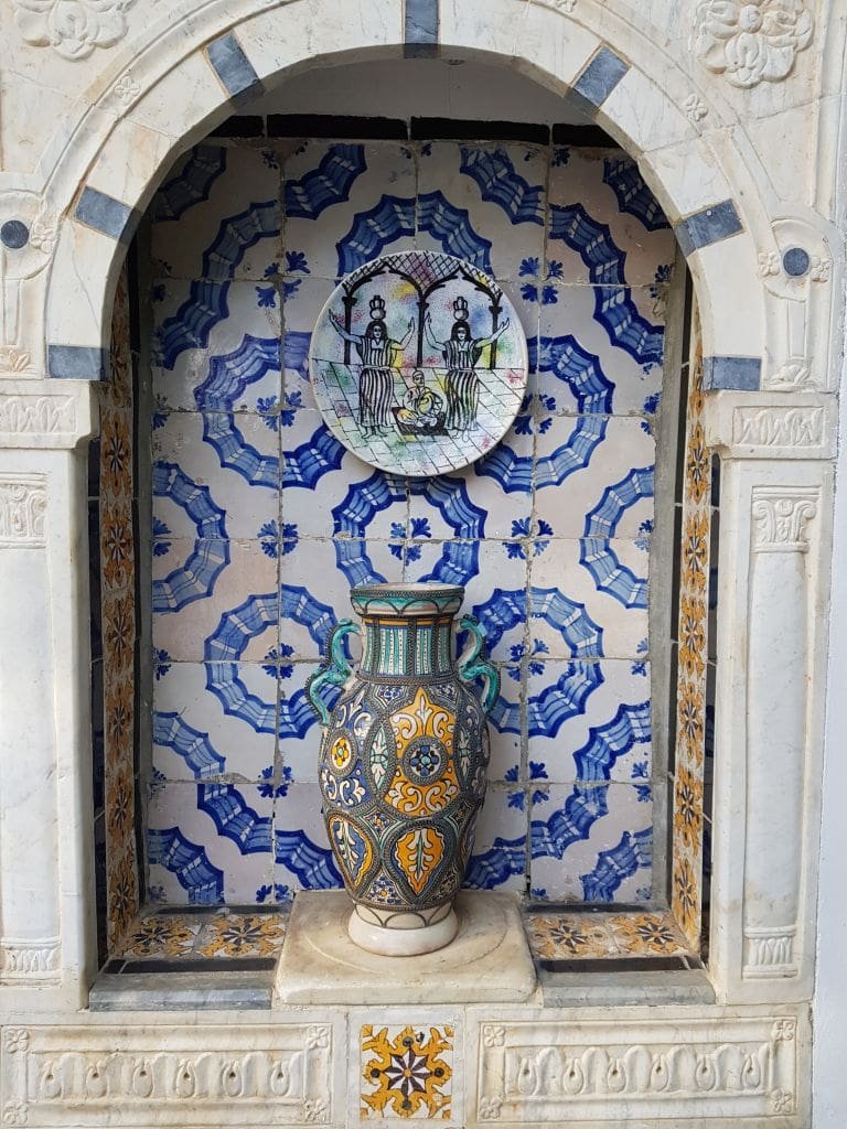 Musée Dar el-Annabi Sidi Bou Saïd - DR Melle Bon Plan 2019 Vase décoratif et plat mural dans une alcôve carrelée de Sidi Bou Saïd.