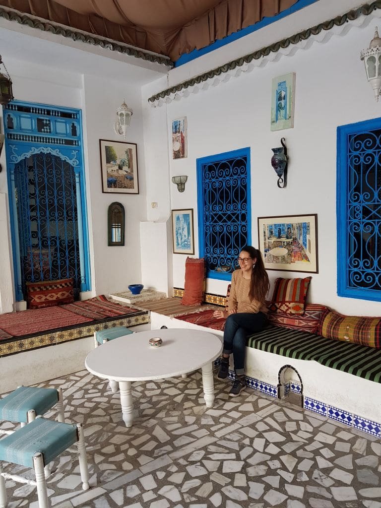 Musée Dar el-Annabi Sidi Bou Saïd - DR Melle Bon Plan 2019 Femme assise dans un patio traditionnel blanc et bleu à Sidi Bou Saïd.