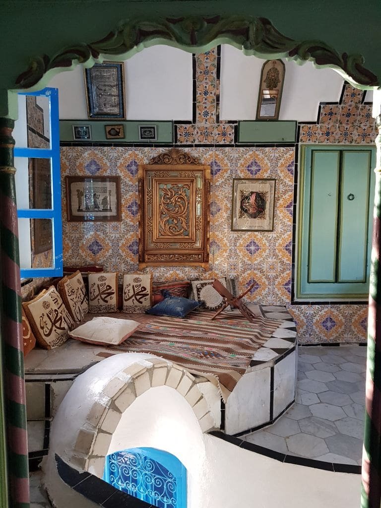Musée Dar el-Annabi Sidi Bou Saïd - DR Melle Bon Plan 2019 Intérieur traditionnel tunisien de Dar el-Annabi avec tapis, coussins calligraphiés et céramiques.