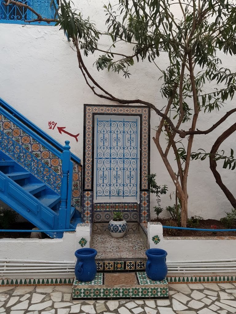 Musée Dar el-Annabi Sidi Bou Saïd - DR Melle Bon Plan 2019 Cour intérieure Sidi Bou Saïd : escalier bleu, porte à grille et mosaïques.