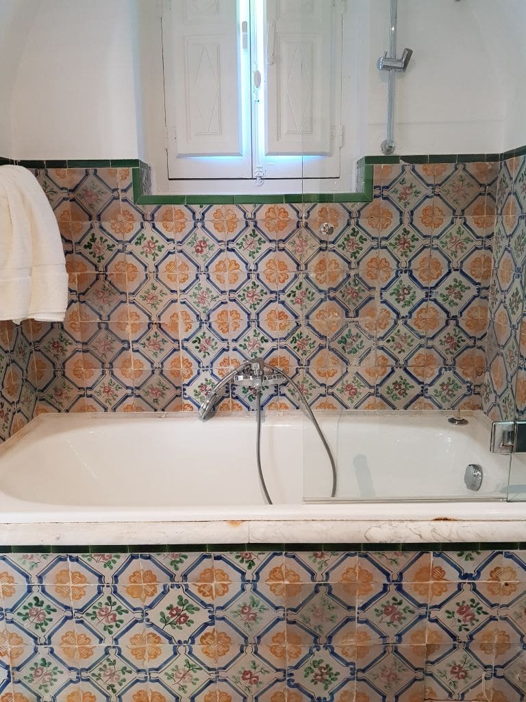 Villa Bleue Sidi Bou Saïd - DR Melle Bon Plan 2019 Salle de bain avec baignoire et carrelage floral typique de Sidi Bou Saïd.