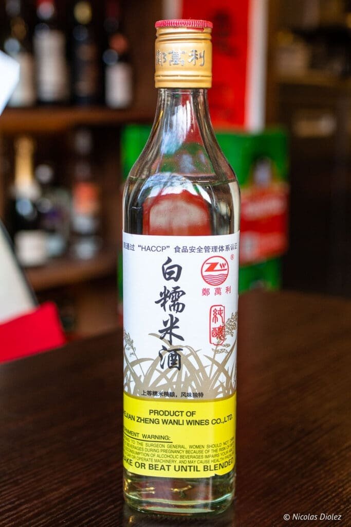 Bouteille d'alcool de riz blanc chinois avec étiquette Wanli.